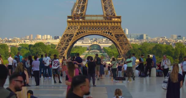 프랑스 2023 사람들 광장을 파리에서 방문객 탑입니다 수많은 사람들 중심가를 — 비디오