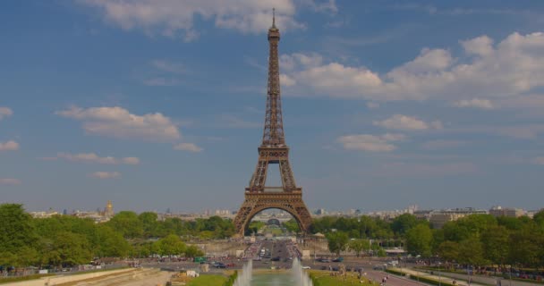 Emberek Torony Közelében Mozognak Téren Párizs Leglátogatottabb Látnivalója Eiffel Torony — Stock videók
