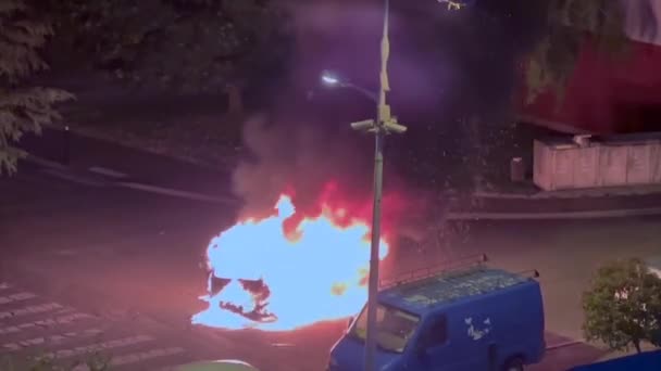 フランス 2023年6月29日 抗議者は市内中心部の車に火をつけた 住宅の建物の間の中央道路上のたき火 政府や都市サービスに対する抗議 — ストック動画