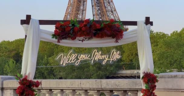 Båge Med Blommor Framför Eiffeltornet Paris Etablera Skott Man Gör — Stockvideo