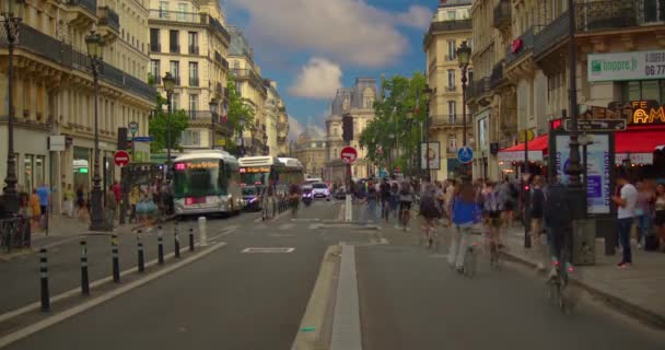 Κύρια Γαλλική Δρόμο Στο Παρίσι Αυτοκίνητα Και Ανθρώπους Κυκλοφορία Στην — Αρχείο Βίντεο