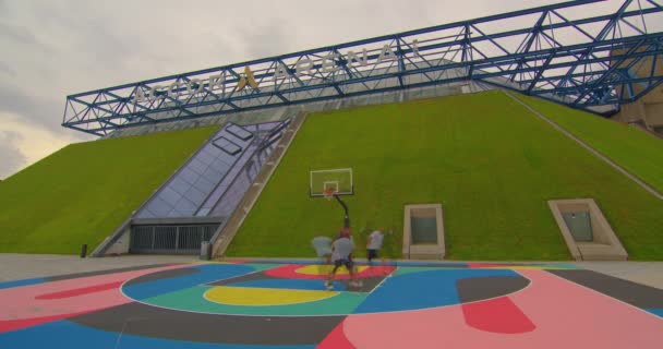 Tijdsverloop Van Bercy Arena Spelers Van Verschillende Nationaliteiten Spelen Basketbal — Stockvideo