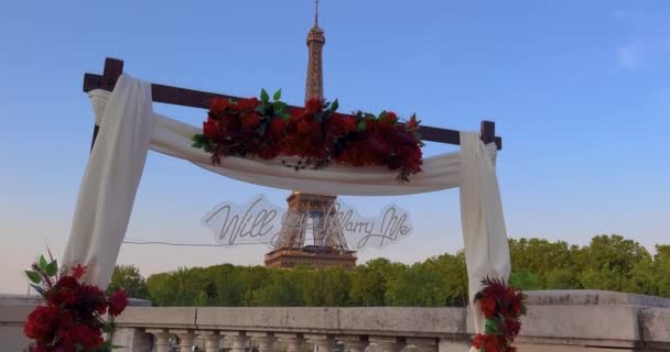 巴黎埃菲尔铁塔前的拱门上开着鲜花 在埃菲尔铁塔附近确定了一个向他心爱的女人求婚的被枪杀男子 — 图库视频影像