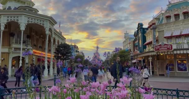 Francia París Junio 2023 Multitud Personas Disneylandia Complejo Parques Atracciones — Vídeos de Stock