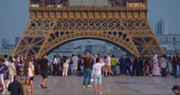 Paryż Francja Czerwca 2023 Ludzie Poruszają Się Wzdłuż Placu Pobliżu — Wideo stockowe