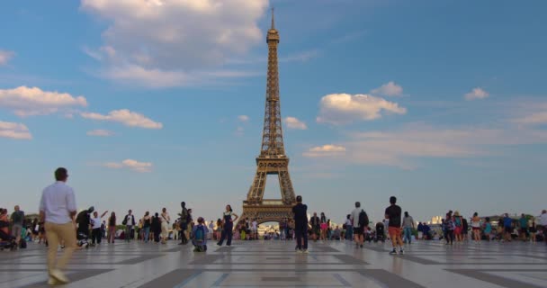 프랑스 2023 사람들 광장을 파리에서 방문객 탑입니다 수많은 사람들 중심가를 — 비디오