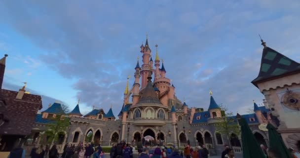 Francia París Junio 2023 Castillo Cuento Hadas Rosa Disneylandia Complejo — Vídeos de Stock