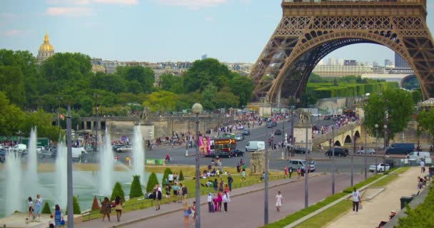 프랑스 2023 파리의 프랑스 거리와 자동차 도시의 신호등 표지판 사람들은 — 비디오