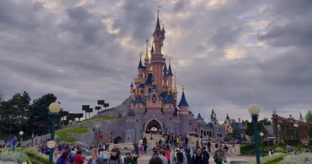 France Paris Juin 2023 Château Conte Fées Rose Disneyland Parc — Video