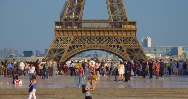 2023年6月20日 法国巴黎 人们沿着塔楼附近的广场移动 巴黎最吸引游客的景点是埃菲尔铁塔 成群的人走在巴黎市中心 — 图库视频影像