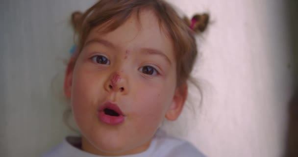Природні Щирі Дитячі Емоції Портрет Маленької Дівчинки Літньому Парку Крупним — стокове відео