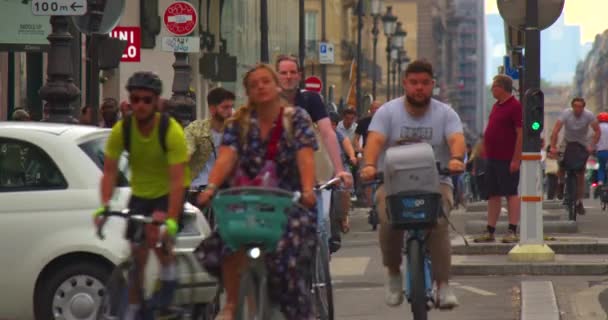 Francja Paryż Czerwca 2023 Rue Rivoli Paryżu Rowerzyści Tłumy Ludzi — Wideo stockowe