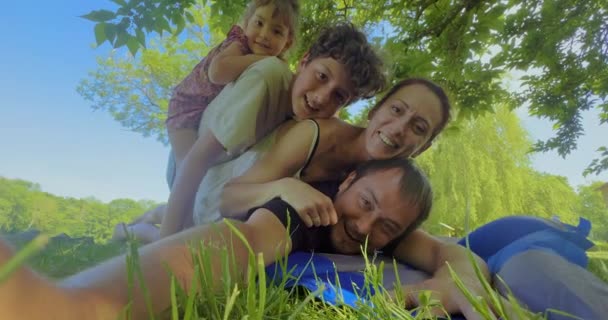 Genitori Con Loro Figli Trovano Sull Erba Verde Godono Vita — Video Stock