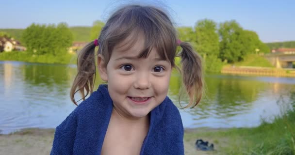 Naturliga Och Uppriktiga Barns Känslor Rädsla Porträtt Liten Flicka Sommarparken — Stockvideo