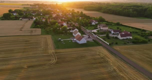 Eine Drohne Fliegt Bei Sonnenuntergang Über Das Nationale Französische Dorf — Stockvideo