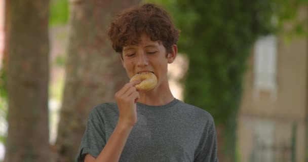Porträt Eines Teenagers Der Einen Süßen Donut Isst Körper Positiv — Stockvideo