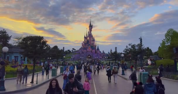 Francia París Junio 2023 Multitud Personas Disneylandia Complejo Parques Atracciones — Vídeos de Stock