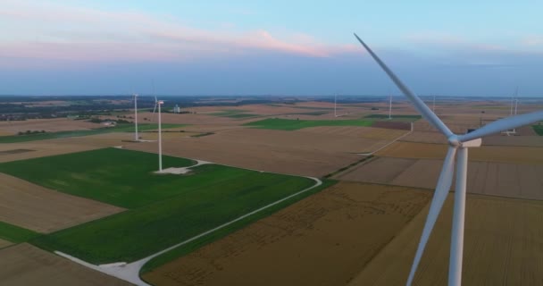 在背光下俯瞰大型风车的景象 风力发电场为下一代生产绿色能源 可再生能源 绿色技术 — 图库视频影像