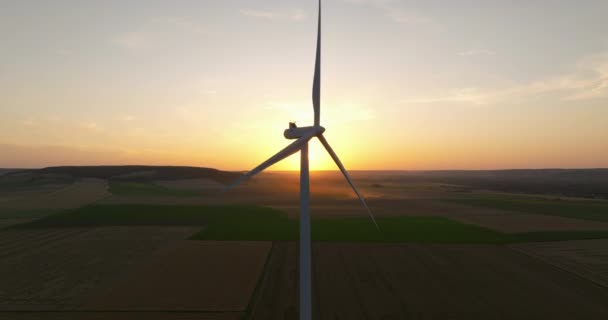 在背光下俯瞰大型风车的景象 风力发电场为下一代生产绿色能源 可再生能源 绿色技术 — 图库视频影像