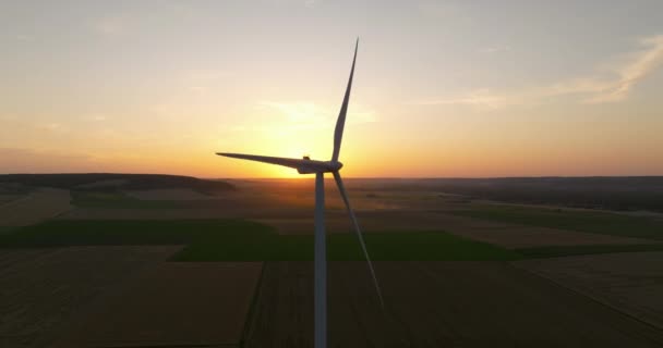 バックライトで大規模な風車のドローンビュー 風力発電所は次世代のためにグリーンエネルギーを生み出す 再生可能エネルギー源 グリーンテクノロジー — ストック動画