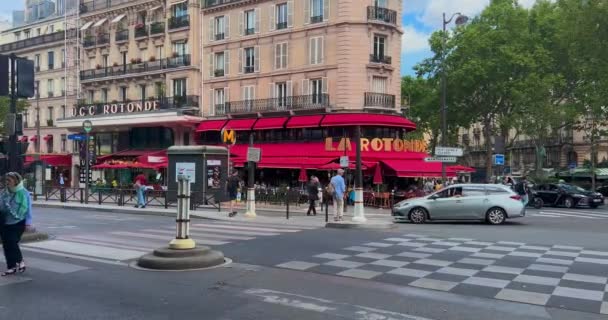 フランス 2023年7月15日 フランスのパリの首都の中心部に赤い色で飾られた典型的なレストランの入り口のショット 高品質4K映像 — ストック動画