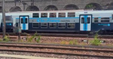 Paris, Fransa, 19 Temmuz 2023: Trenden Fransa yakınlarından geçen yüksek hızlı yolcu trenine bakın. Avrupa 'da demiryolu taşımacılığı. Elektrikli trenle yolculuk..