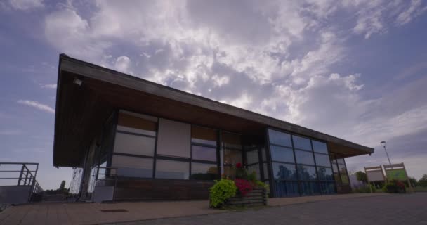 Облака Медленно Двигаются Над Крышей Дома Время Истекло Создание Снимка — стоковое видео