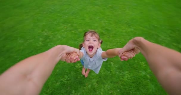 Любящий Отец Веселится Играя Милой Маленькой Дочкой Зеленой Траве Счастливый — стоковое видео