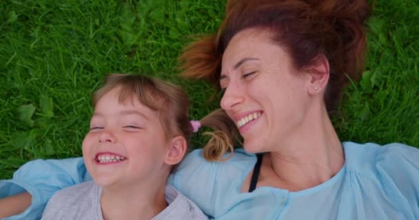 Flicka Med Mamma Det Gröna Gräset Parken Skrattar Lycklig Familj — Stockvideo