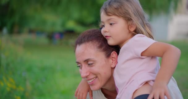Flicka Med Mamma Det Gröna Gräset Parken Skrattar Lycklig Familj — Stockvideo
