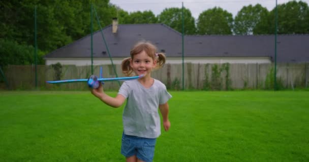 Küçük Kız Elinde Oyuncak Uçakla Koşuyor Çocuk Gün Batımında Yeşil — Stok video