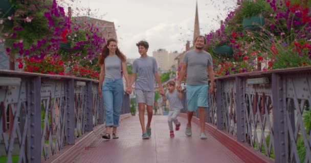 Eine Vierköpfige Großfamilie Spaziert Durch Einen Bunten Park Eine Familie — Stockvideo