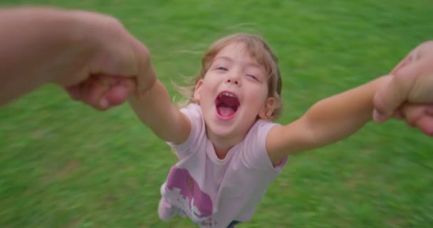 Люблячий Батько Весело Кружляє Милою Маленькою Донькою Зеленій Траві Щасливий — стокове відео