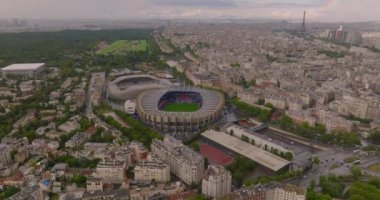 Paris 'in başkentinde modern bir spor stadyumunun insansız hava aracı görüntüsü.