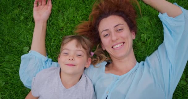 Yaşında Bir Kız Annesi Parkta Yeşil Çimlerin Üzerinde Gülüyor Yaz — Stok video