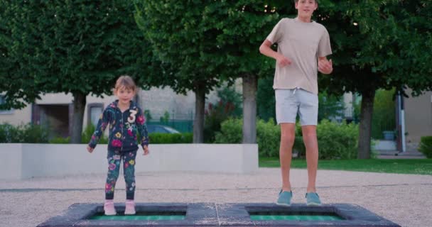 Los Niños Felices Saltan Muy Alto Trampolín Parque Hermano Con — Vídeo de stock
