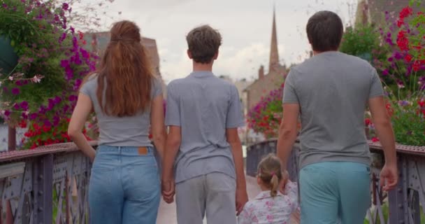 Velká Čtyřčlenná Rodina Prochází Pestrobarevným Parkem Rodina Dětmi Věku Tří — Stock video