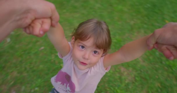 Tata Gospodarstwa Maluch Dziewczyna Ręce Przędzenia Trochę Szczęśliwy Uśmiech Cute — Wideo stockowe