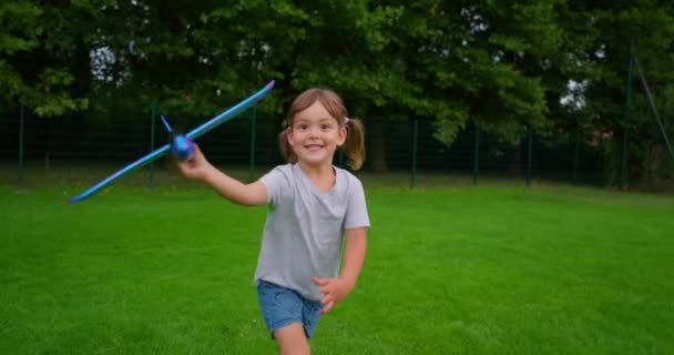 Küçük Kız Elinde Oyuncak Uçakla Koşuyor Çocuk Gün Batımında Yeşil — Stok video