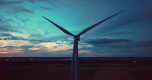 空中景观风力涡轮机在夜间产生可再生能源 螺旋桨上有明亮灯光的风车的轮廓在黑暗的天空中旋转 — 图库视频影像