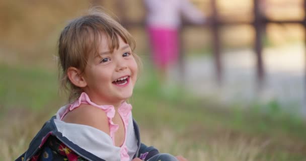 滑稽可爱的小女孩微笑着看着外面的相机 高质量的4K镜头 — 图库视频影像