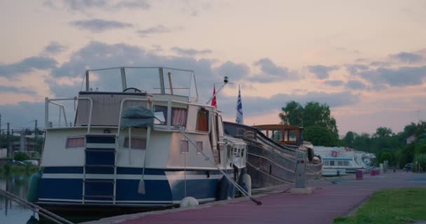 ヨット その他の水上船はフランスの都市の水路の桟橋に立っています — ストック動画