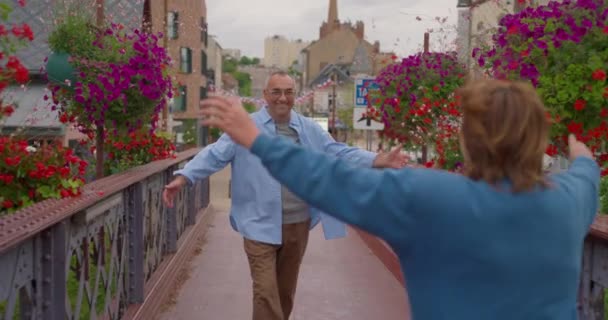 Šťastná Starší Žena Potkává Svého Manžela Parku Zatímco Starší Páry — Stock video