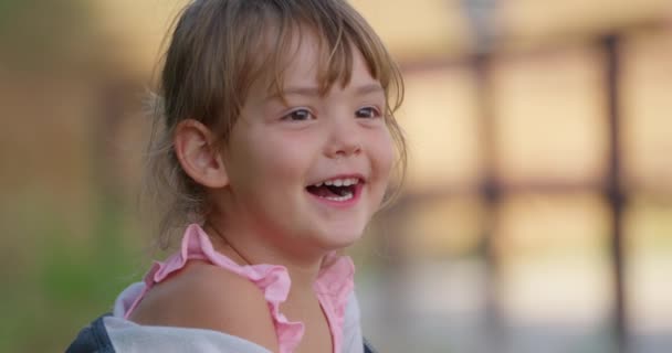 美丽的微笑的小女孩的画像 快乐可爱的孩子在户外的夏季公园里玩的开心 享受童年 心情也很好 — 图库视频影像