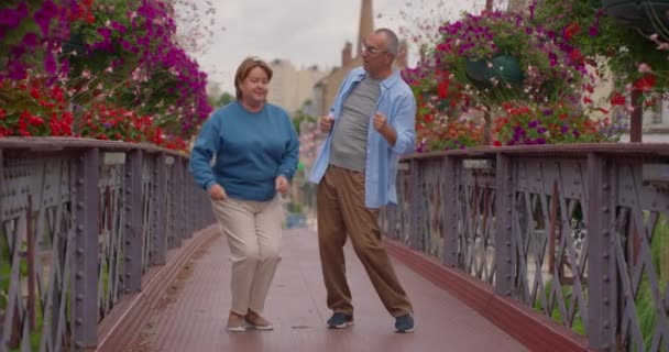 Счастливая Старшая Пара Танцует Парке Полнометражный Портрет Веселого Активного Пенсионера — стоковое видео