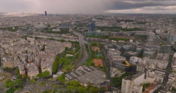空中無人機遠くの日没セーヌ川の橋の交通機関車 パリの都市のアトラクション フランス — ストック動画