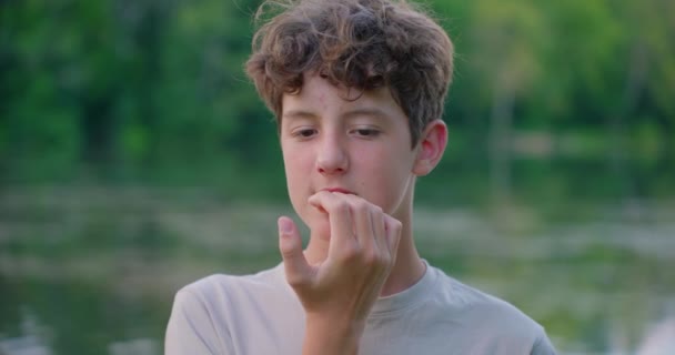 クローズアップ若いティーンエイジャー 爪を噛む 青少年の問題 高品質の4K映像 — ストック動画