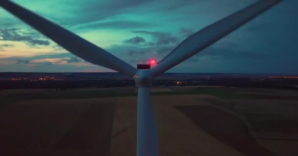 바람이 여름에 가능한 전기를 만드는 발전기의 항공기는 터빈의 근처로 이동하여 — 비디오