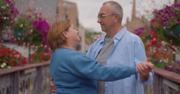 Glücklich Schönes Senioren Paar Tanzt Herbst Park Ganzkörperporträt Eines Fröhlichen — Stockvideo