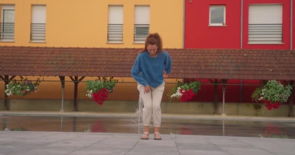 Kulaklıklı Dansçı Kadın Sokak Duvarında Müzik Dinleyip Serbest Dans Ederek — Stok video